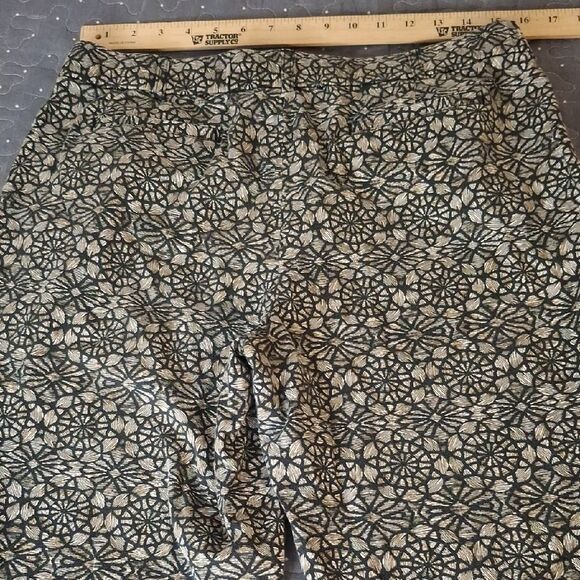 Kim Rogers Black Patterned Cropped pants size 12 petite - Picture 4 of 5
